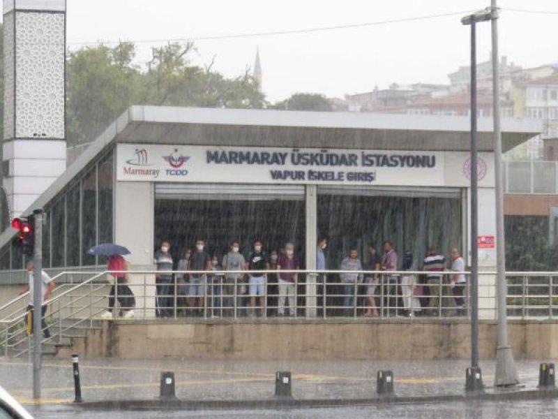 İstanbul'da vatandaşlar yağmura hazırlıksız yakalandı