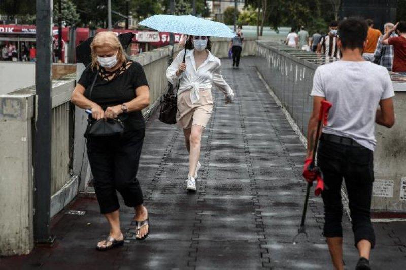 İstanbul'da vatandaşlar yağmura hazırlıksız yakalandı