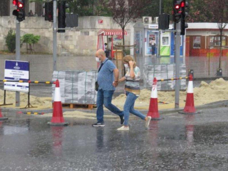 İstanbul'da vatandaşlar yağmura hazırlıksız yakalandı
