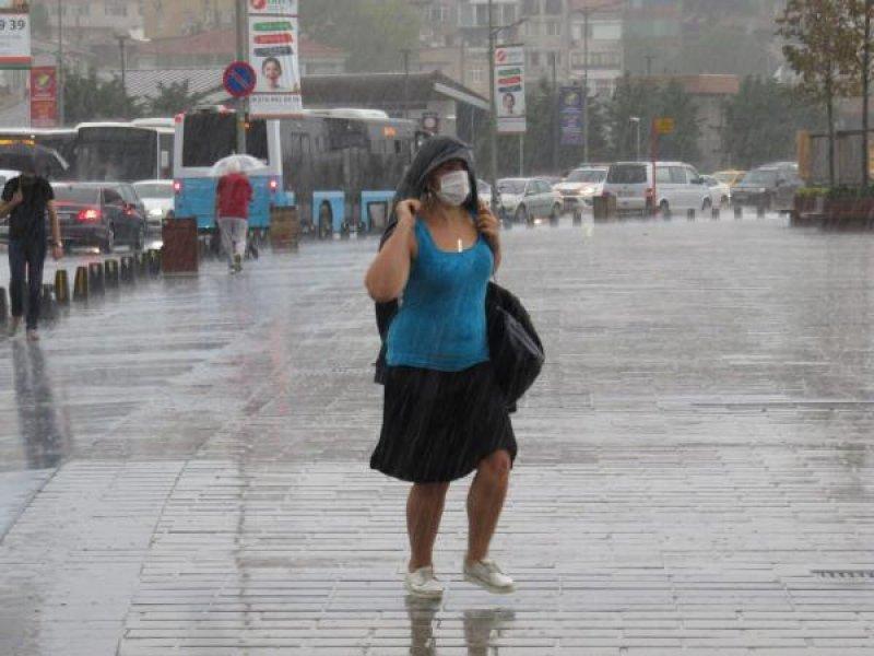 İstanbul'da vatandaşlar yağmura hazırlıksız yakalandı