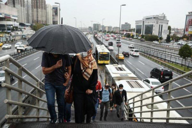 İstanbul'da vatandaşlar yağmura hazırlıksız yakalandı
