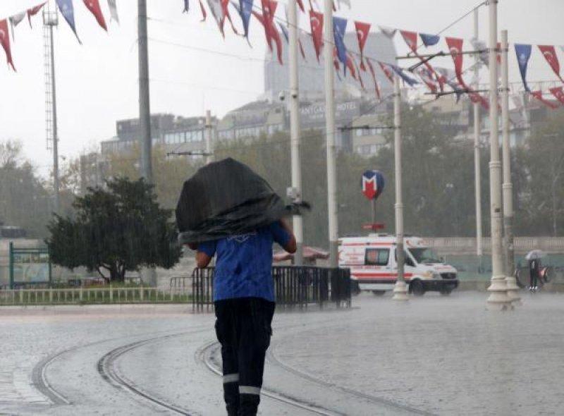 İstanbul'da vatandaşlar yağmura hazırlıksız yakalandı