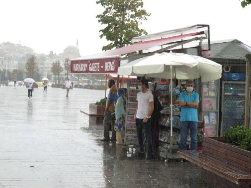 İstanbul'da vatandaşlar yağmura hazırlıksız yakalandı
