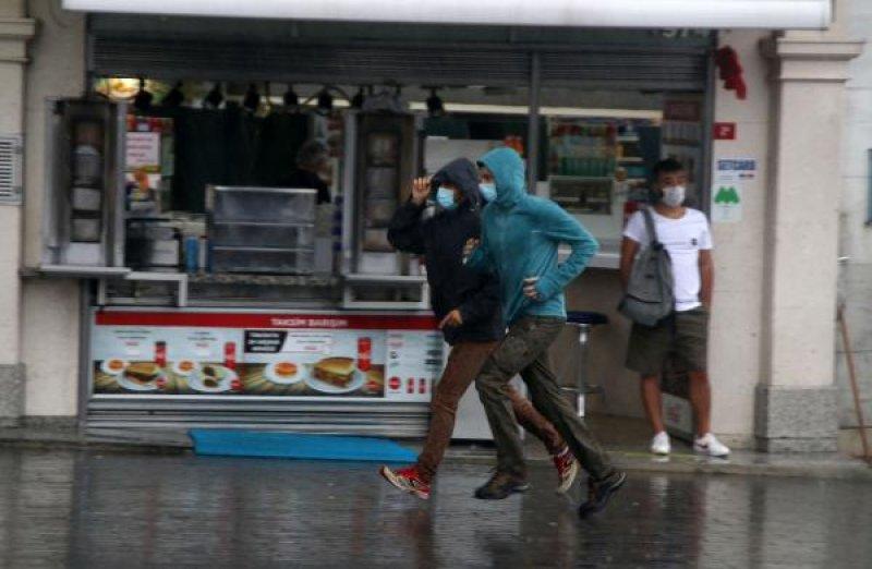 İstanbul'da vatandaşlar yağmura hazırlıksız yakalandı
