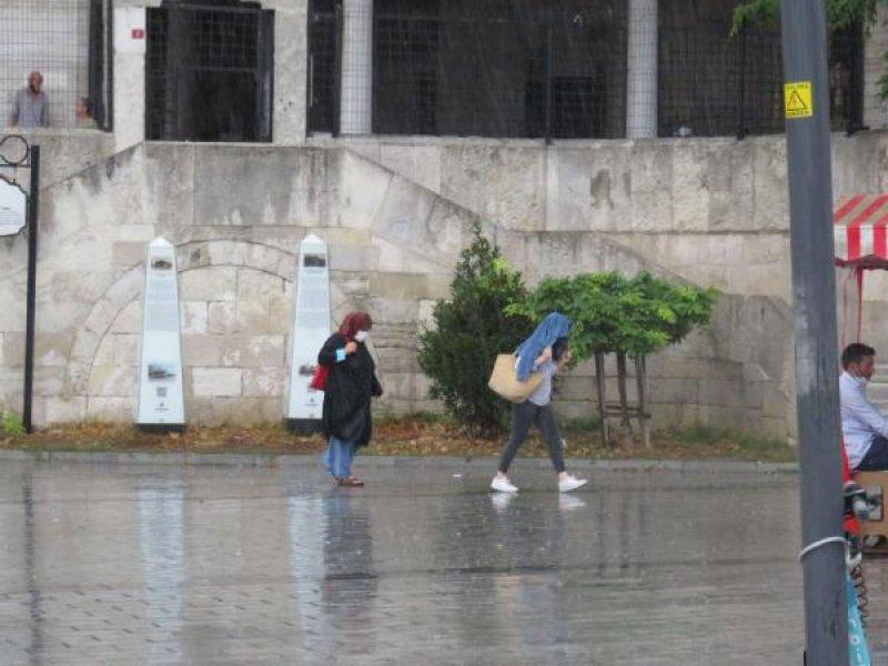 İstanbul'da vatandaşlar yağmura hazırlıksız yakalandı