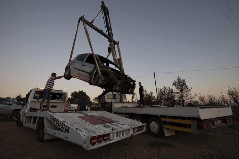 İzmir'de otlukta çıkan yangın, 50 aracı yaktı