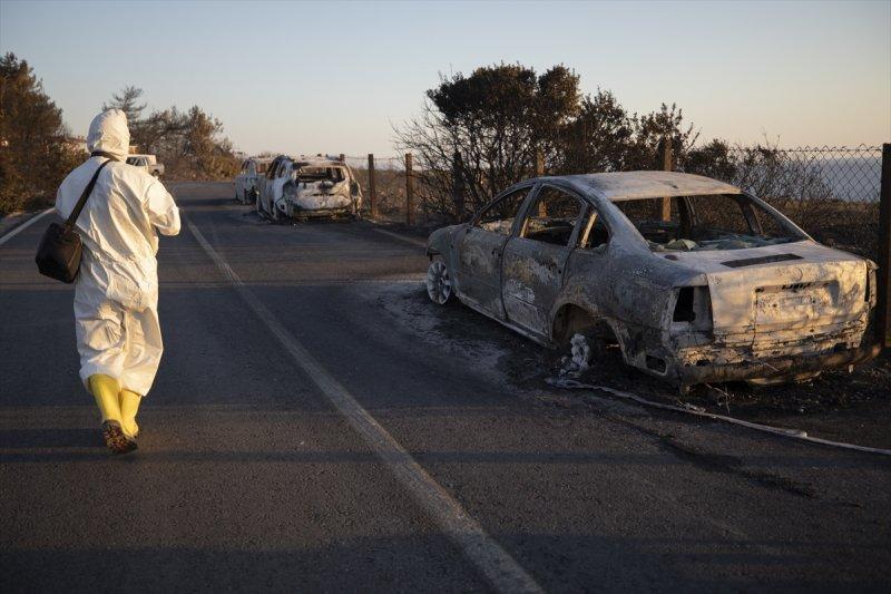 İzmir'de otlukta çıkan yangın, 50 aracı yaktı