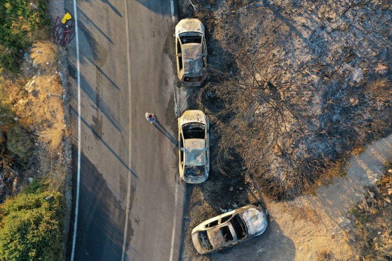İzmir'de otlukta çıkan yangın, 50 aracı yaktı