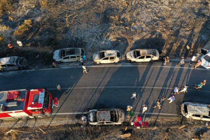 İzmir'de otlukta çıkan yangın, 50 aracı yaktı