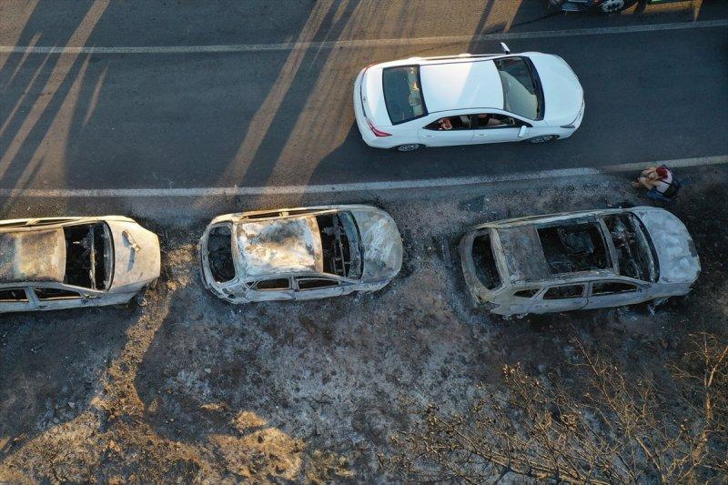 İzmir'de otlukta çıkan yangın, 50 aracı yaktı