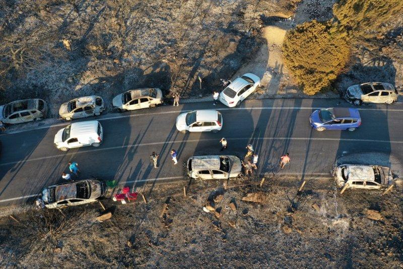 İzmir'de otlukta çıkan yangın, 50 aracı yaktı