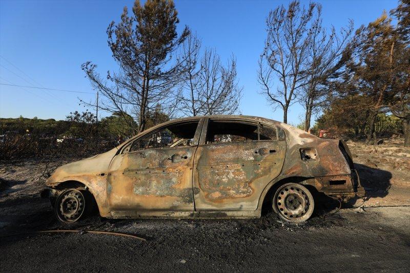 İzmir'de otlukta çıkan yangın, 50 aracı yaktı