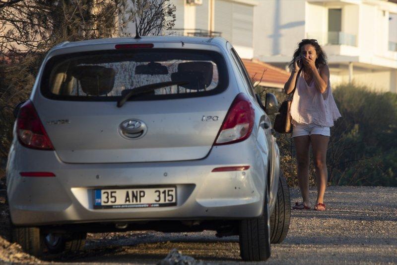 İzmir'de otlukta çıkan yangın, 50 aracı yaktı