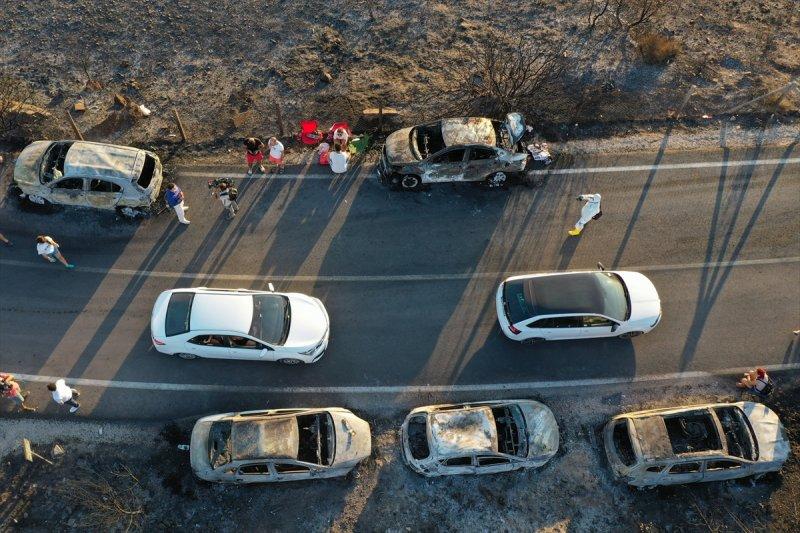 İzmir'de otlukta çıkan yangın, 50 aracı yaktı