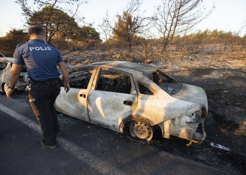 İzmir'de otlukta çıkan yangın, 50 aracı yaktı