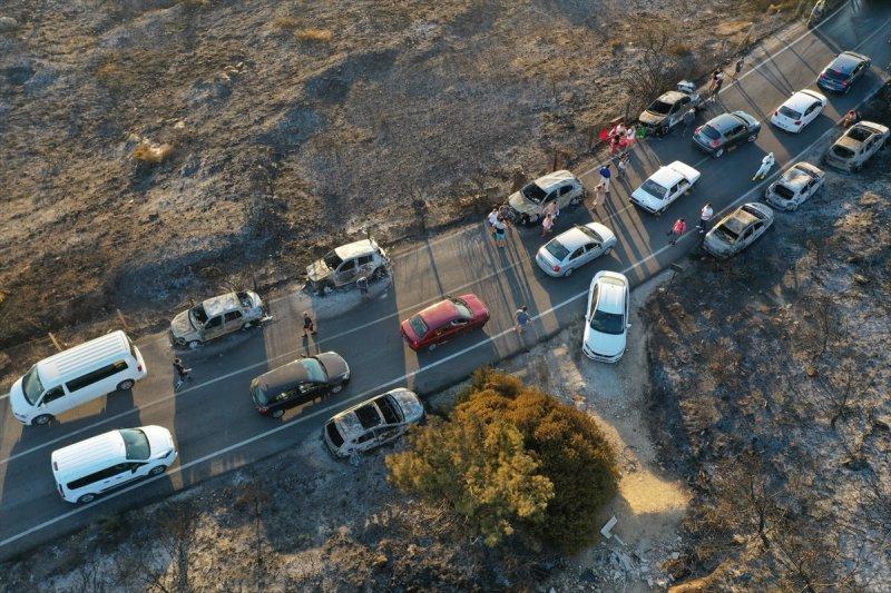 İzmir'de otlukta çıkan yangın, 50 aracı yaktı