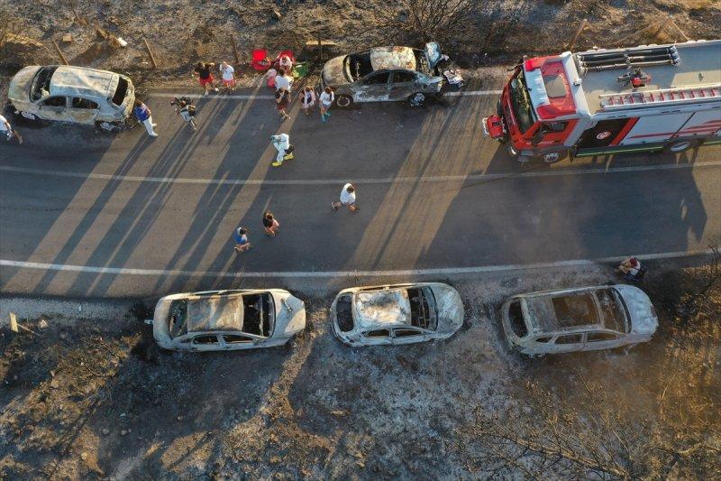İzmir'de otlukta çıkan yangın, 50 aracı yaktı