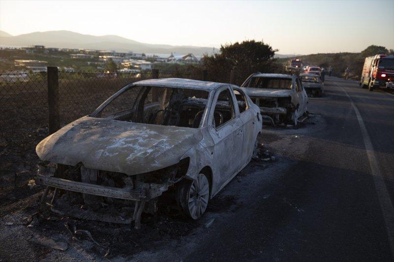 İzmir'de otlukta çıkan yangın, 50 aracı yaktı