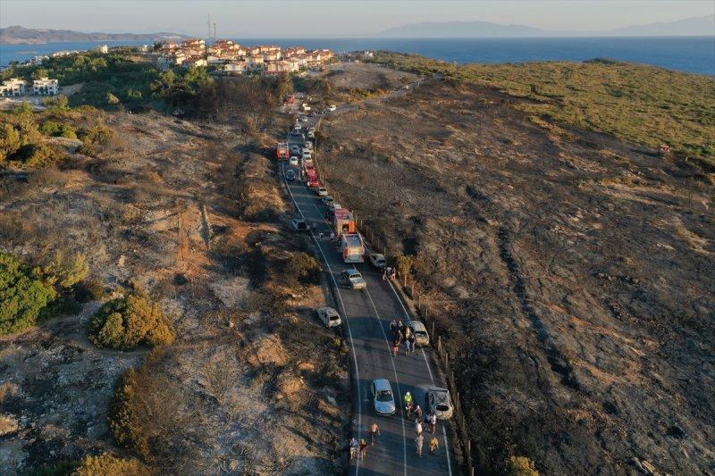 İzmir'de otlukta çıkan yangın, 50 aracı yaktı
