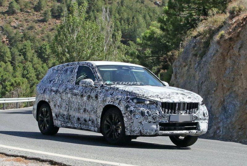 2022 BMW X1 test sırasında bir kez daha kameralara yakalandı