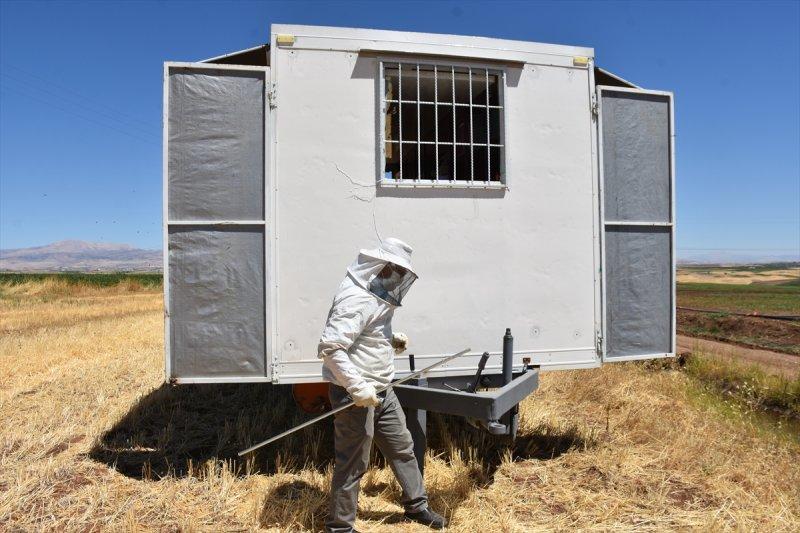 Adıyamanlı kaporta ustası, hazırladığı konteynerle 'gezici arıcı' oldu