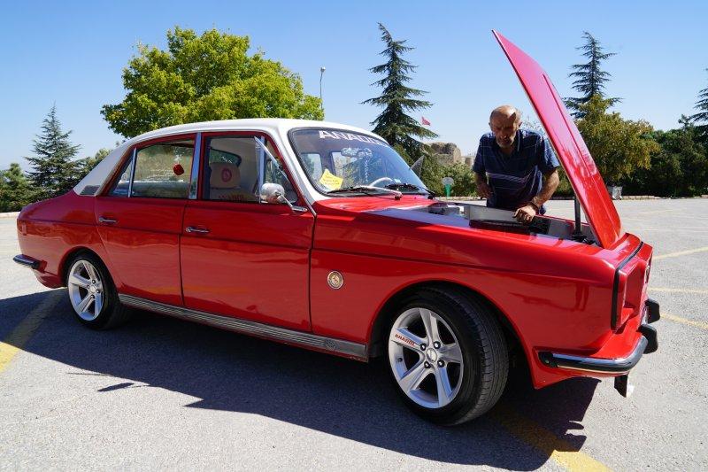 Bin TL'ye aldığı aracı lüks otomobile çevirdi