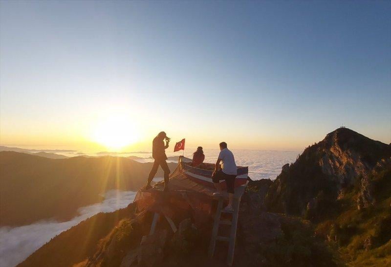 2 bin 700 rakımlı Huser Yaylası'nda manzara için kayık yapan Rizeli