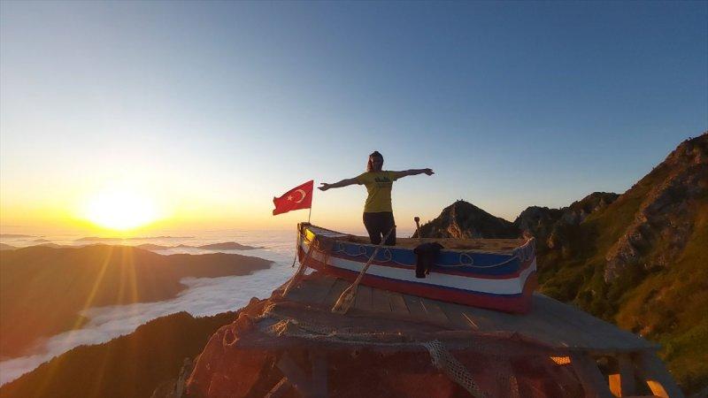 2 bin 700 rakımlı Huser Yaylası'nda manzara için kayık yapan Rizeli