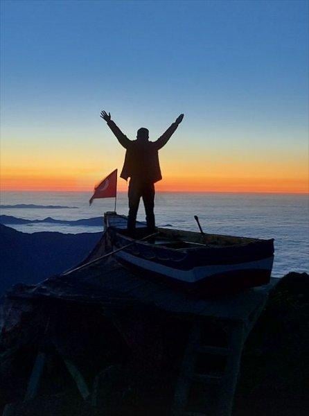 2 bin 700 rakımlı Huser Yaylası'nda manzara için kayık yapan Rizeli