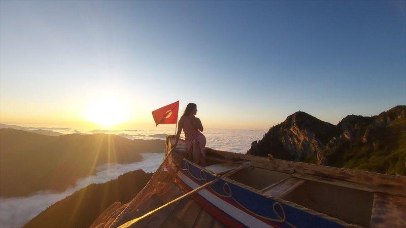 2 bin 700 rakımlı Huser Yaylası'nda manzara için kayık yapan Rizeli