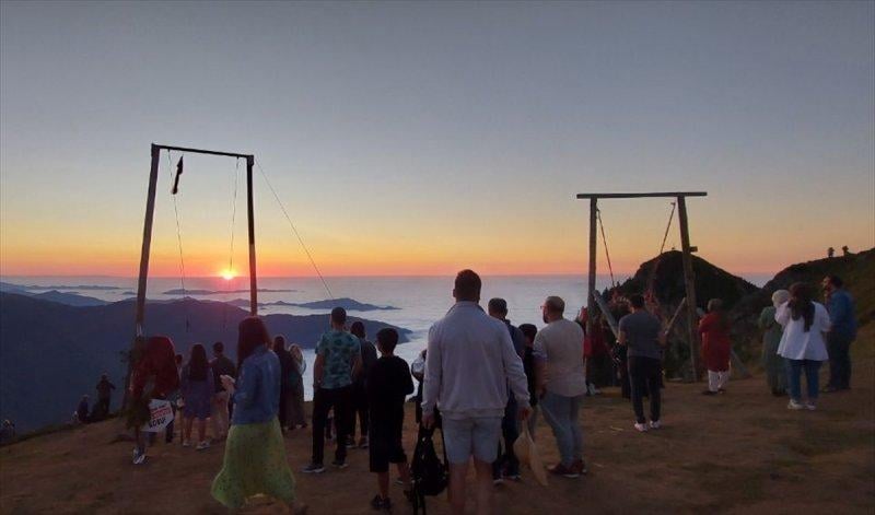 2 bin 700 rakımlı Huser Yaylası'nda manzara için kayık yapan Rizeli