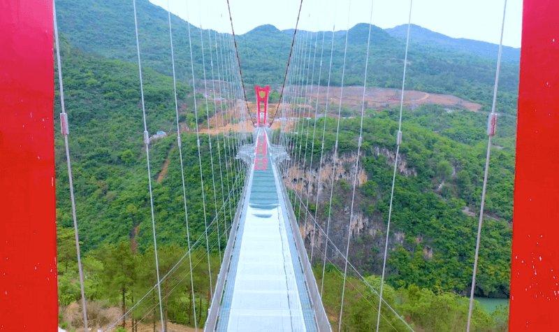 Dünyanın en uzun cam köprüsü Çin'de yapıldı