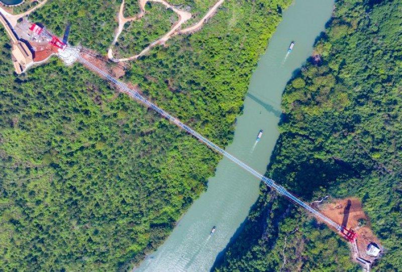 Dünyanın en uzun cam köprüsü Çin'de yapıldı