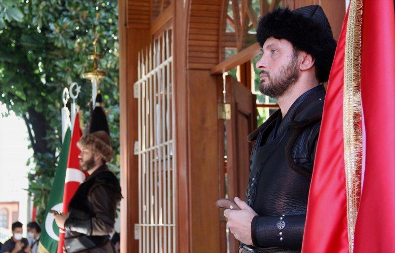 Osman Gazi'nin türbesinde saygı nöbeti