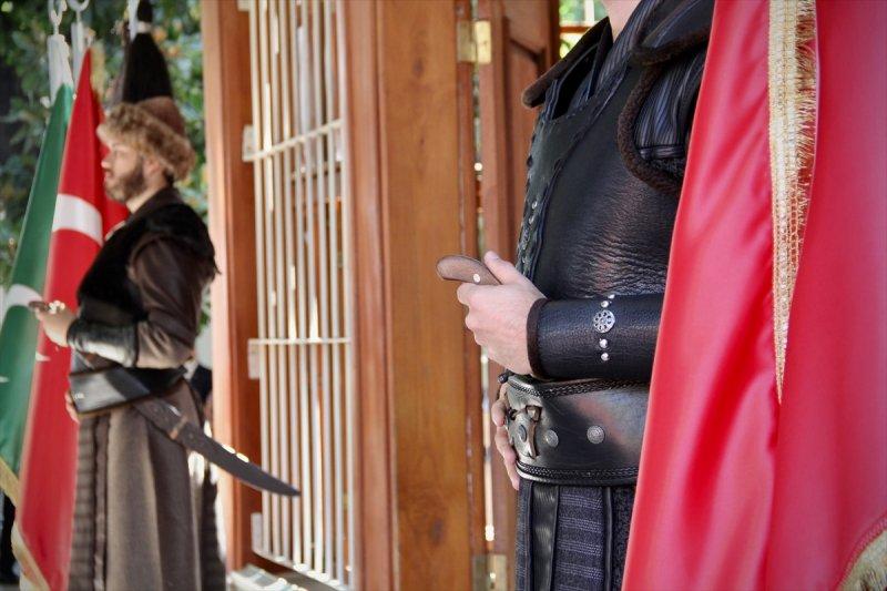 Osman Gazi'nin türbesinde saygı nöbeti