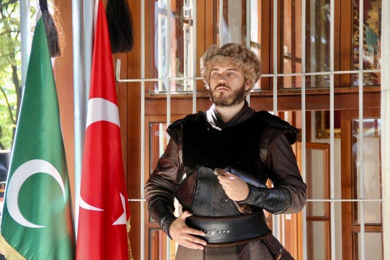 Osman Gazi'nin türbesinde saygı nöbeti