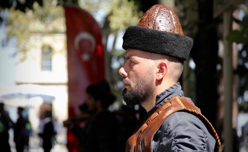 Osman Gazi'nin türbesinde saygı nöbeti