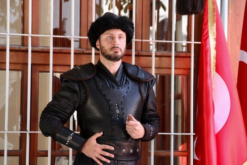 Osman Gazi'nin türbesinde saygı nöbeti