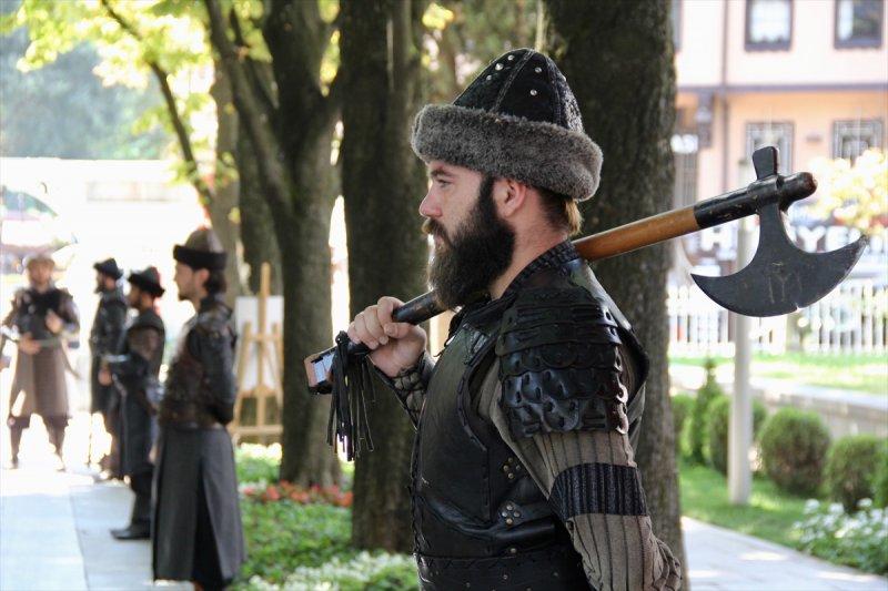 Osman Gazi'nin türbesinde saygı nöbeti