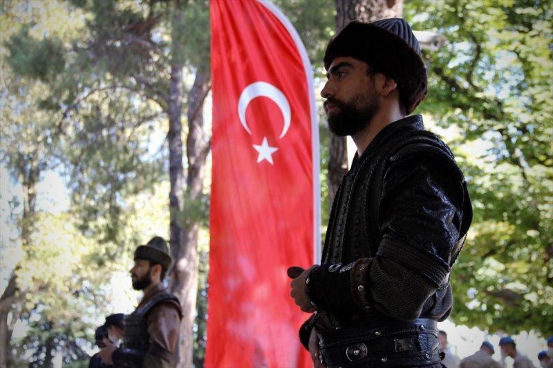 Osman Gazi'nin türbesinde saygı nöbeti