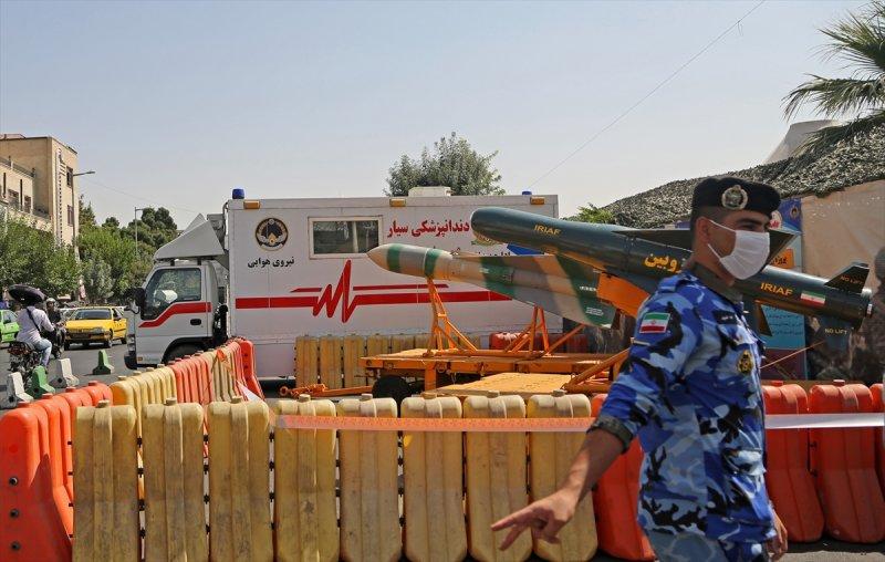 İran-Irak Savaşı'nın yıl dönümünde Tahran'da gövde gösterisi