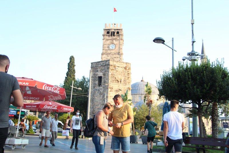 Turistler maske ve sosyal mesafe kuralına uymuyor