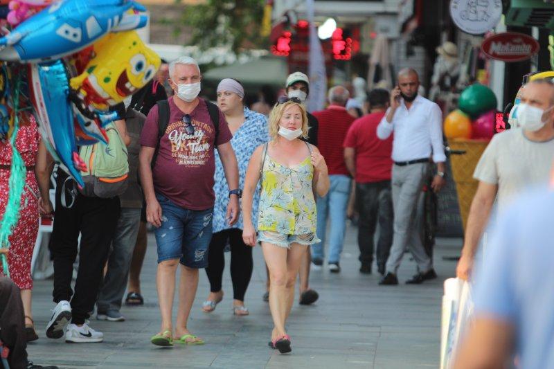 Turistler maske ve sosyal mesafe kuralına uymuyor