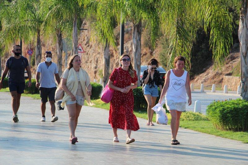 Turistler maske ve sosyal mesafe kuralına uymuyor