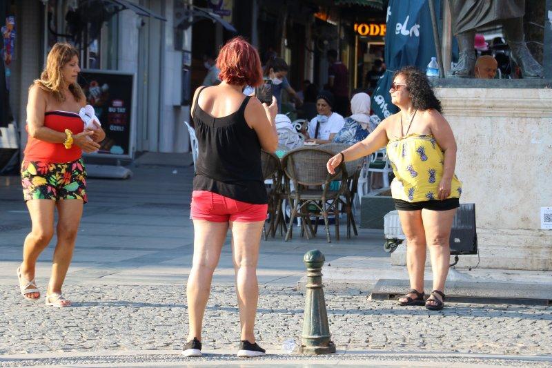 Turistler maske ve sosyal mesafe kuralına uymuyor