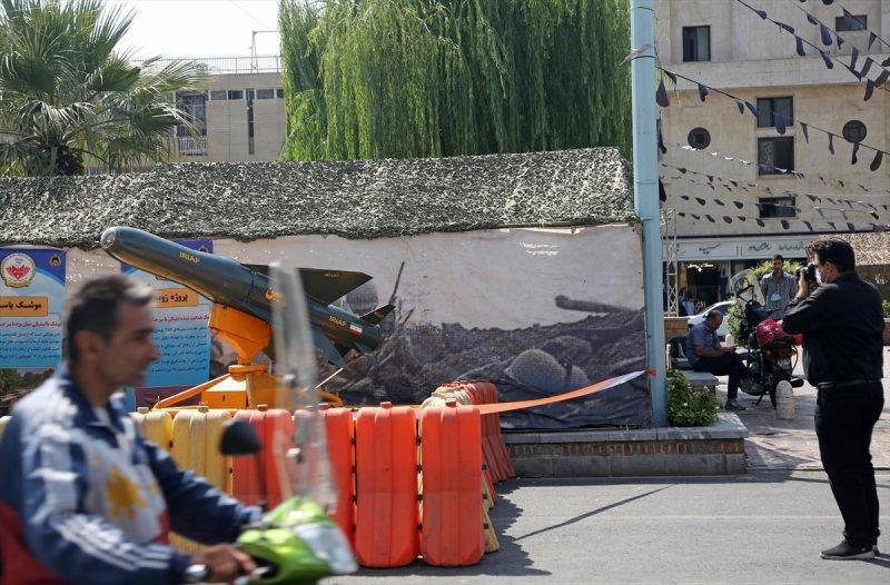 İran-Irak Savaşı'nın yıl dönümünde Tahran'da gövde gösterisi