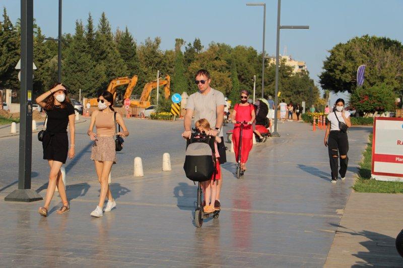 Turistler maske ve sosyal mesafe kuralına uymuyor