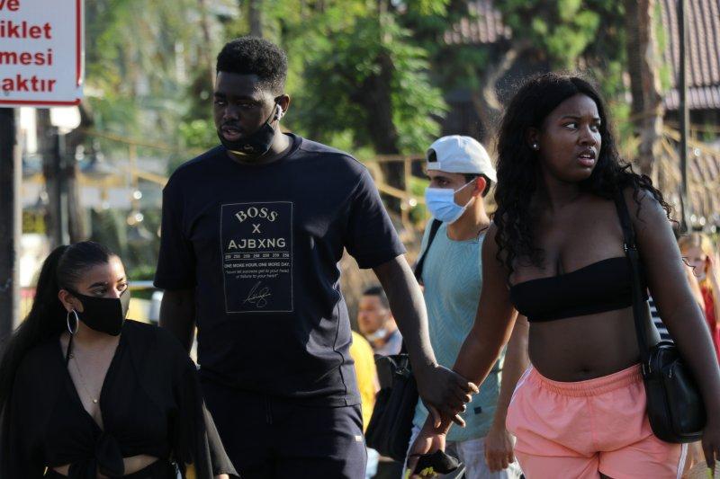 Turistler maske ve sosyal mesafe kuralına uymuyor