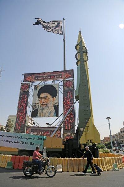 İran-Irak Savaşı'nın yıl dönümünde Tahran'da gövde gösterisi