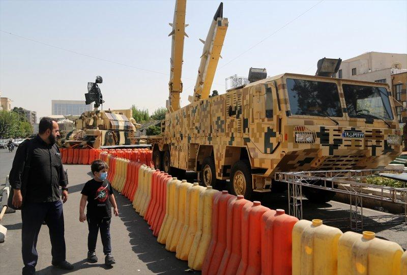 İran-Irak Savaşı'nın yıl dönümünde Tahran'da gövde gösterisi